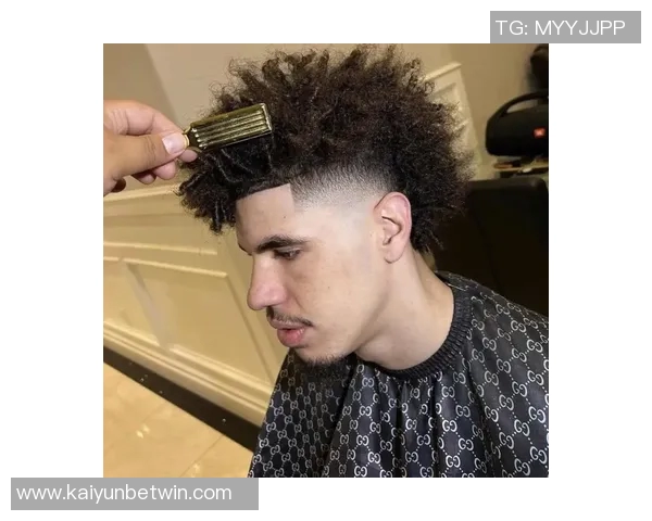 拉梅洛鲍尔表现出色13投8中三分4中8砍下20分助攻6次正负值高达27 拉梅洛鲍尔表现出色13投8中三分4中8砍下20分助攻6次正负值高达27