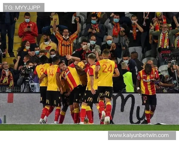 朗斯时隔19年重返法甲榜首托万双响助球队逆转昂热